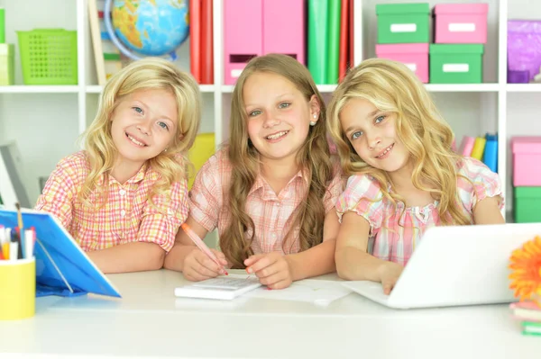 Retrato Meninas Bonitos Com Laptop Lição — Fotografia de Stock