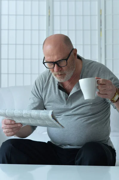 Sorprendido Hombre Mayor Leyendo Periódico Casa — Foto de Stock