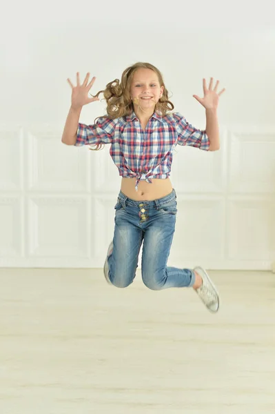 Bonito Bela Menina Feliz Posando Estúdio Saltando — Fotografia de Stock