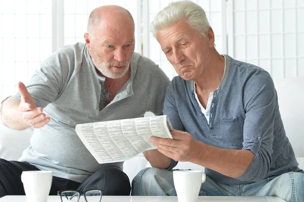 两个老年人坐在桌旁讨论新闻 — 图库照片
