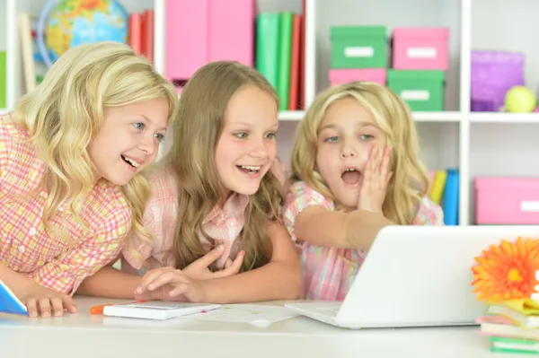 Zaskoczony Słodkie Dziewczyny Laptopem Lekcji — Zdjęcie stockowe