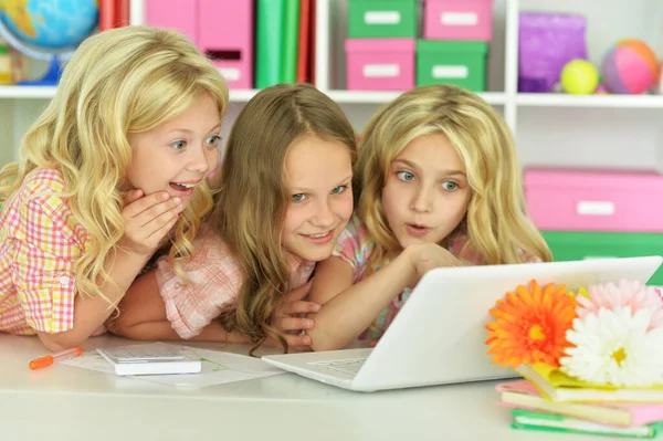 Verrast Schattig Meisjes Met Laptop Les — Stockfoto