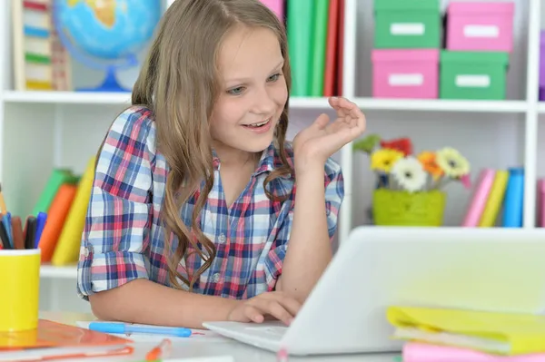 Piękna Młoda Dziewczyna Laptopa Studiuje — Zdjęcie stockowe