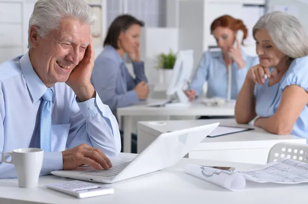 Gelukkig Zakenman Werken Met Laptop Modern Licht Kantoor — Stockfoto