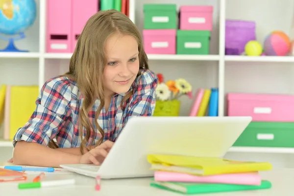 Mooi Jong Meisje Met Laptop Studeren — Stockfoto