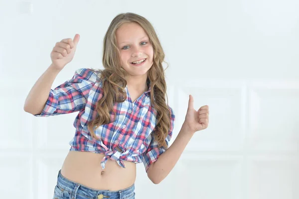 Bonito Bela Menina Feliz Posando Estúdio Mostrando Polegares Para Cima — Fotografia de Stock