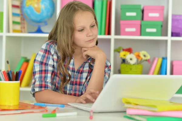 Piękna Młoda Dziewczyna Laptopa Studiuje — Zdjęcie stockowe
