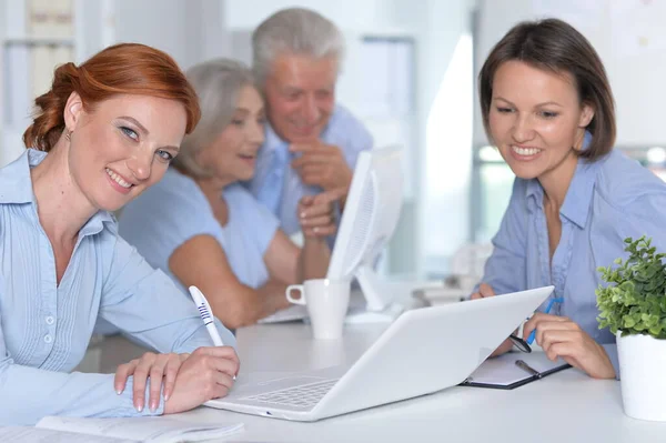 Zakenmensen Die Samenwerken Het Kantoor — Stockfoto