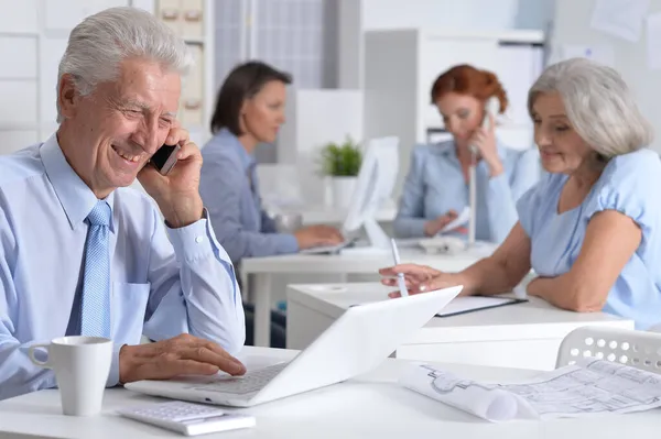 Geschäftsmann Spricht Modernem Büro Mit Smartphone — Stockfoto