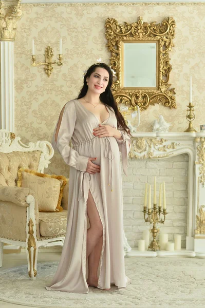 美丽的怀孕女人 站在家里 — 图库照片