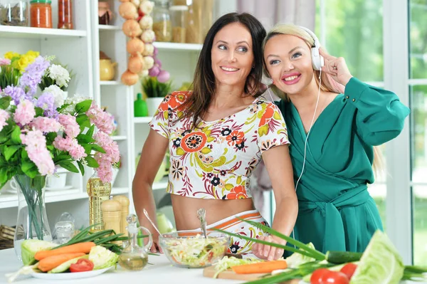 Deux Belles Jeunes Femmes Cuisinent Ensemble Dans Cuisine — Photo