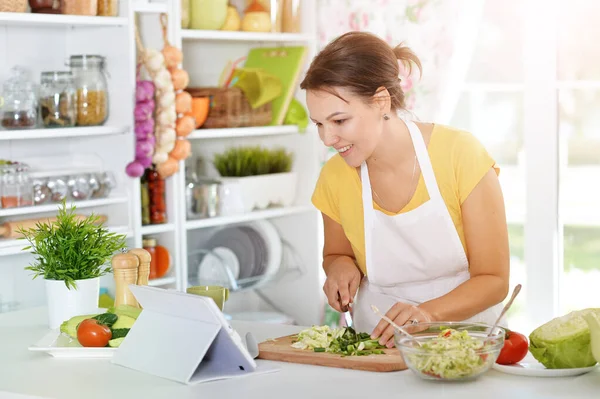 Mooie Jonge Vrouw Koken Keuken — Stockfoto