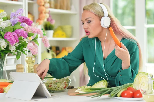 Young Woman Headphones Cooking Healthy Food Kitchen — Stok fotoğraf