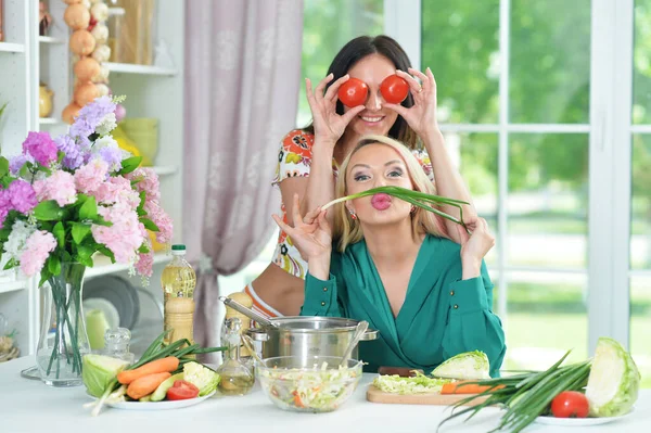 Deux Belles Jeunes Femmes Cuisinent Ensemble Dans Cuisine — Photo