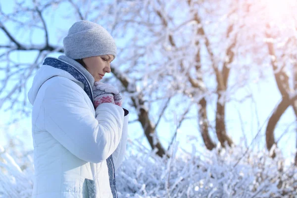 Junge Frau Winterkleidung Park — Stockfoto