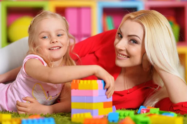 Νεαρή Μητέρα Και Μικρή Κόρη Παίζουν Lego Παιχνίδι — Φωτογραφία Αρχείου