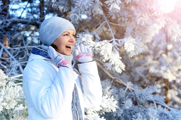 Glad Ung Kvinna Poserar Snöig Vinter Park — Stockfoto