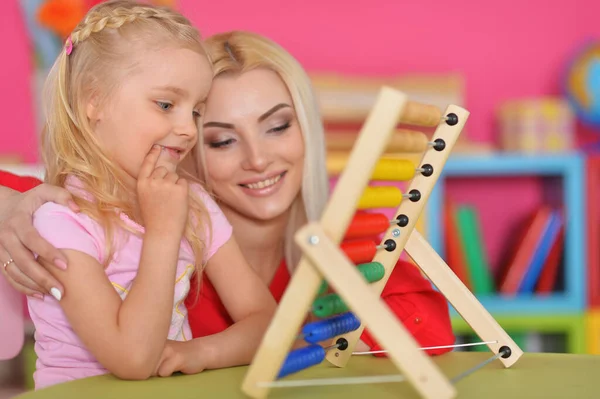 Liten Flicka Med Mor Använder Abacus — Stockfoto