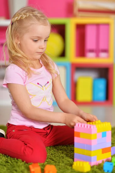 Felice Simpatica Bambina Che Gioca Con Cubi — Foto Stock