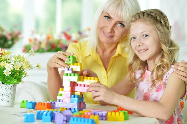 Nettes Kleines Mädchen Spielt Hause Mit Bunten Tonklötzen — Stockfoto