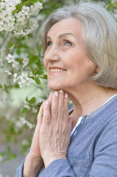 Felice Sorridente Donna Anziana All Aperto — Foto Stock