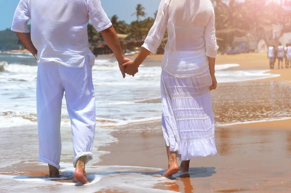 Feliz Pareja Ancianos Caminando Playa Tropical — Foto de Stock