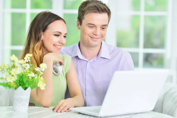 Portret Van Jong Stel Met Laptop Thuis — Stockfoto