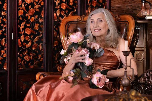 Krásná Starší Žena Pózující Doma Květinami — Stock fotografie