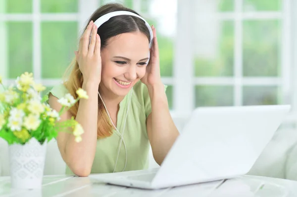 Ung Affärskvinna Med Laptop Office — Stockfoto