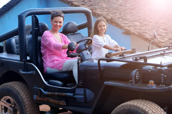 Beautiful Mother Daughter Car Street — Stock Photo, Image