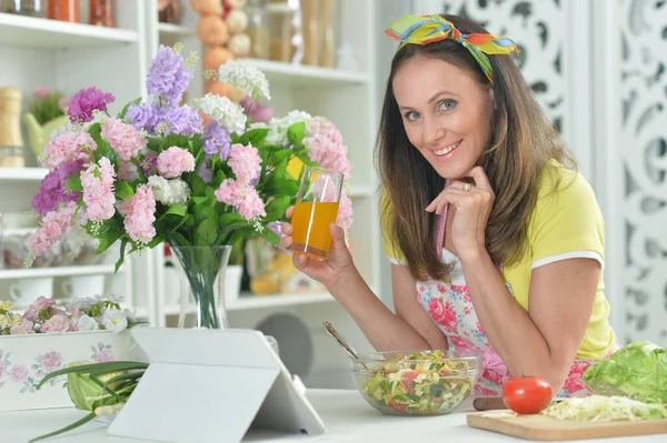 Retrato Una Hermosa Joven Cocinando Cocina — Foto de Stock