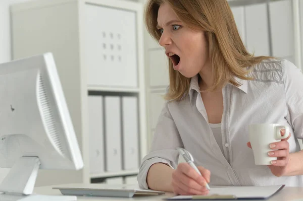 Young Angry Business Woman Computer Office — Stok fotoğraf