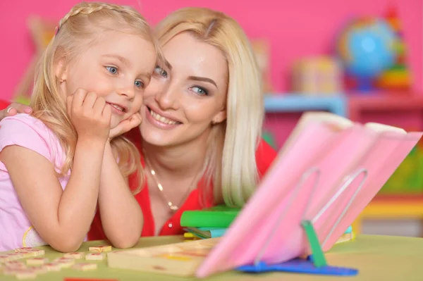 Little Cute Girl Mother Studying Table Home — Stockfoto