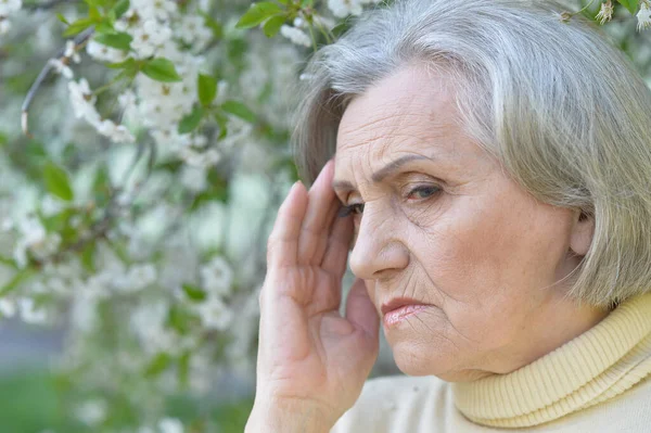 Triste Anziana Bella Donna Nel Parco — Foto Stock