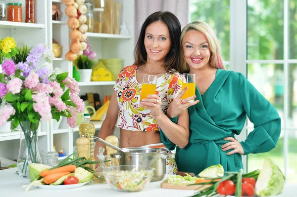 Duas Belas Mulheres Jovens Cozinhar Juntos Cozinha — Fotografia de Stock
