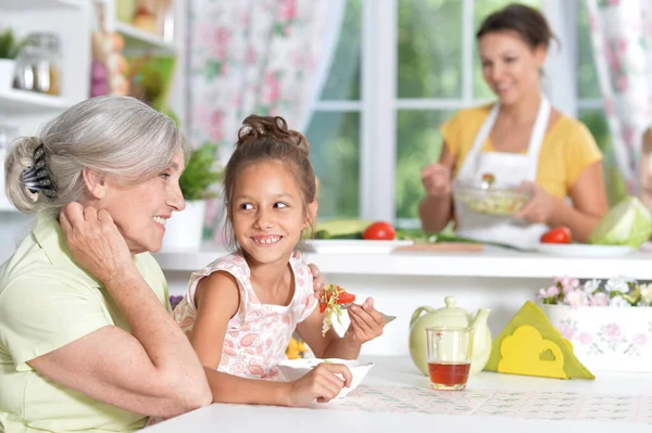 Porträtt Söt Mormor Med Sin Dotter Hemma Äta — Stockfoto