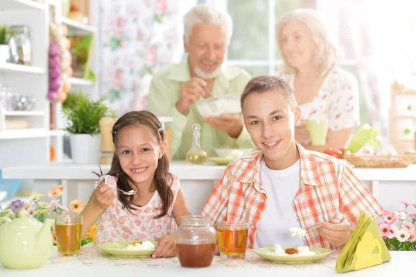 Torunları Mutfakta Yemek Yiyen Mutlu Bir Aile — Stok fotoğraf