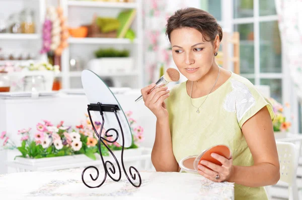 Mujer Joven Con Cepillo Aplicando Maquillaje —  Fotos de Stock