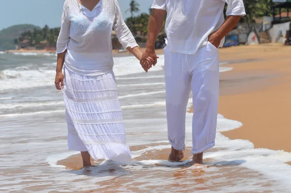 Ευτυχισμένο Ζευγάρι Ηλικιωμένων Περπατώντας Στην Τροπική Παραλία — Φωτογραφία Αρχείου