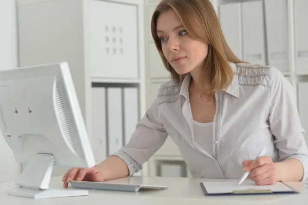 Joven Mujer Negocios Que Trabaja Con Computadora Oficina — Foto de Stock