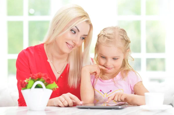 Moeder Dochter Met Behulp Van Tablet — Stockfoto