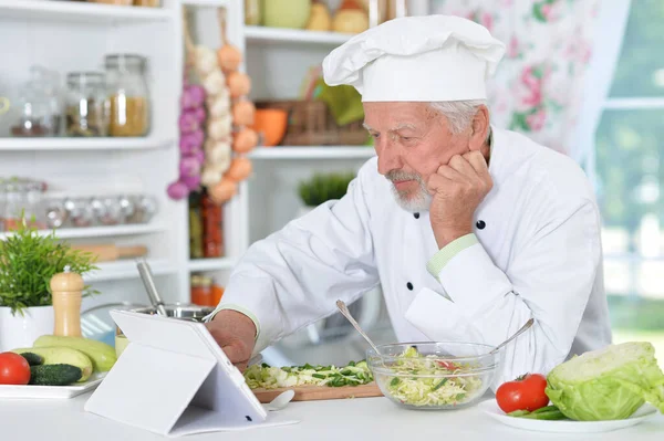 Hombre Mayor Preparando Cena Cocina — Foto de Stock