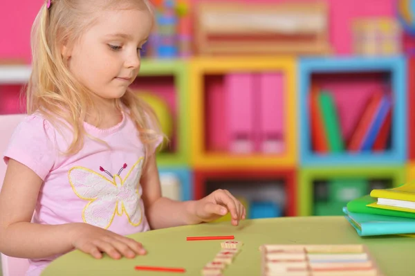 Niña Linda Estudiando Mesa Casa —  Fotos de Stock