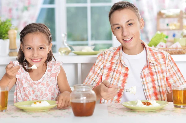 Söt Bror Och Syster Äter Tillsammans Köket — Stockfoto