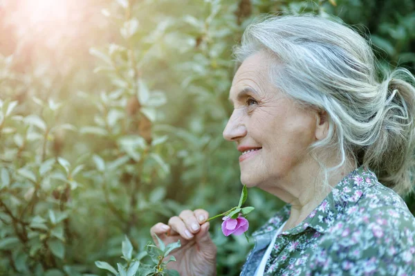 Felice Sorridente Donna Anziana All Aperto — Foto Stock