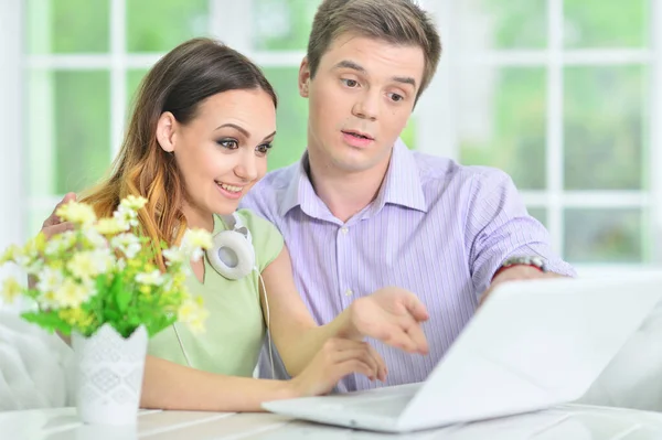 Retrato Pareja Joven Con Portátil Casa — Foto de Stock