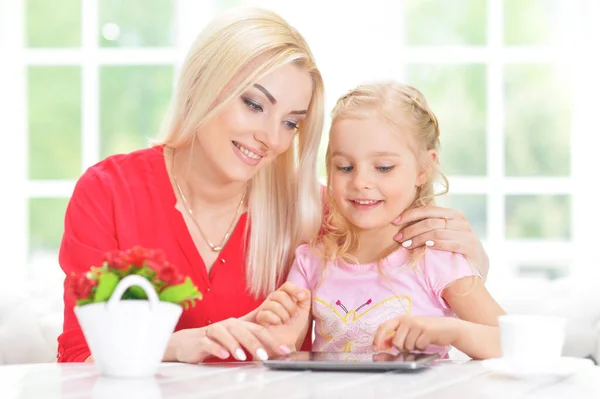 Madre Hija Usando Tableta —  Fotos de Stock