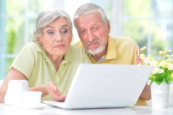 Feliz Pareja Ancianos Con Portátil Casa — Foto de Stock