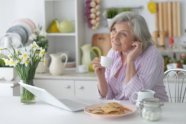 Mujer Mayor Usando Ordenador Portátil Casa — Foto de Stock