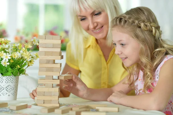 母親と娘は木製のブロックで遊んでいます — ストック写真